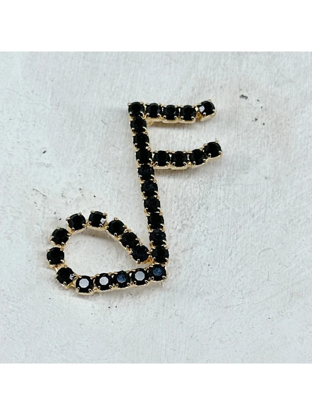 380u. Vintage Black Music Note Brooch